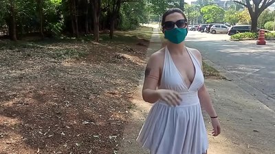 공개 누드: 러시아의 한 소녀가 리우데자네이루 거리에서 옷을 벗으려고 합니다. 그녀는 거의 체포되었습니다.